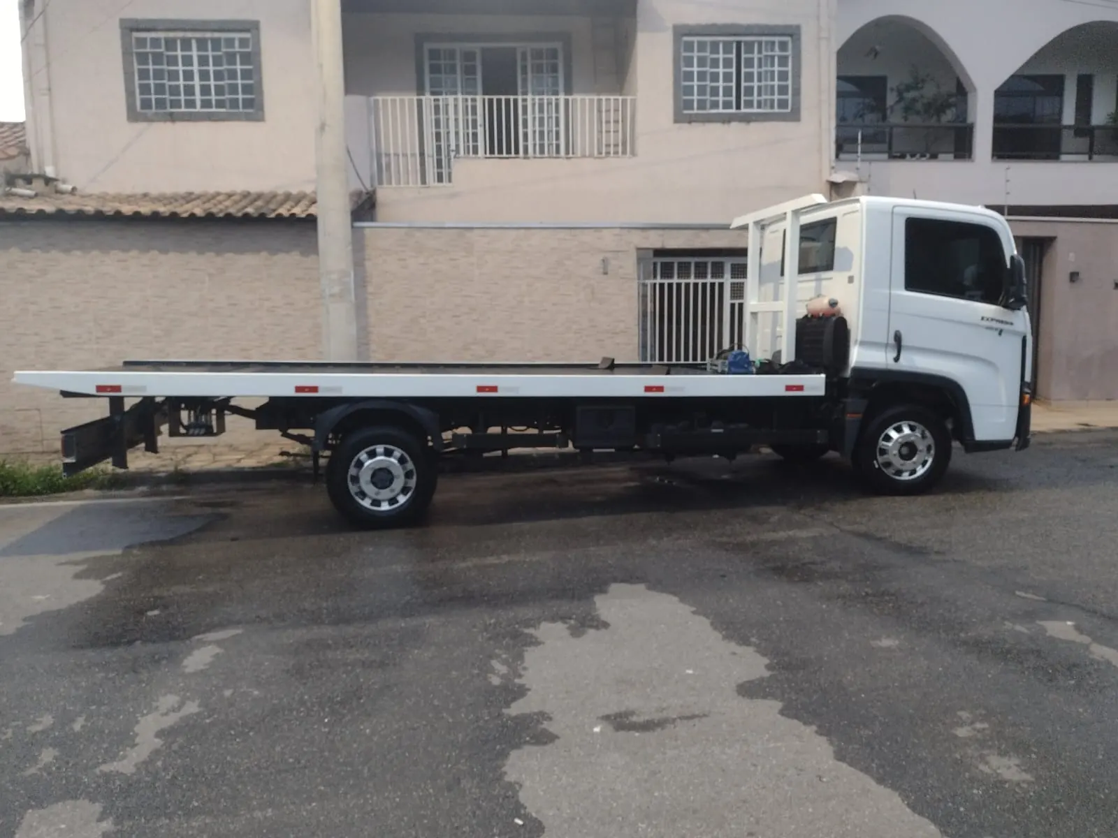 Lateral do caminhão guincho plataforma da Rápido's Auto Socorro